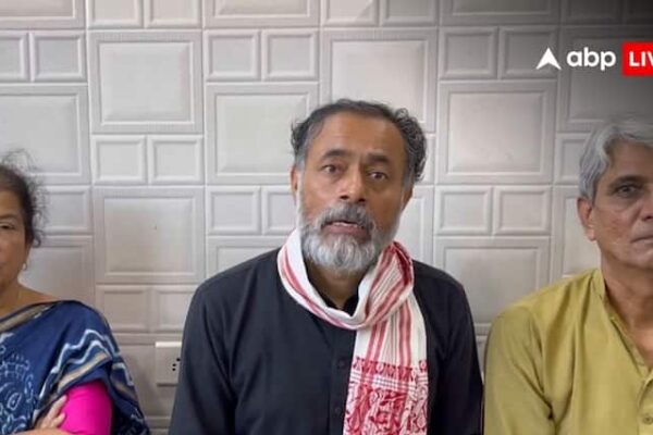 Maharashtra Assembly Elections Yogendra yadav Manhandle by VBA Party Workers of Prakash Ambedkar in Akola