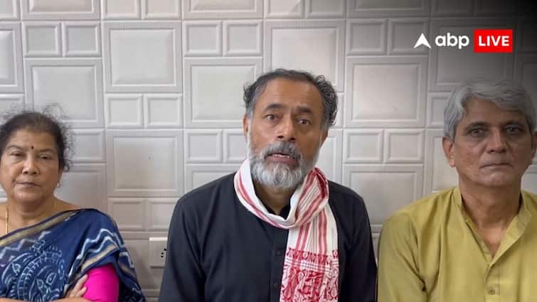 Maharashtra Assembly Elections Yogendra yadav Manhandle by VBA Party Workers of Prakash Ambedkar in Akola