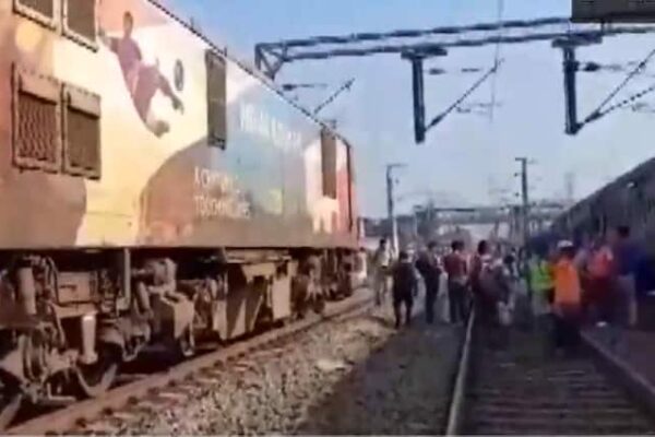 बंगाल में बड़ा ट्रेन हादसा! पटरी से उतरे सिकंदराबाद-शालीमार एक्सप्रेस के तीन डिब्बे, पढ़े अपडेट