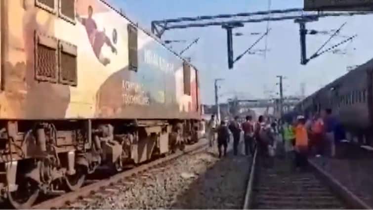 बंगाल में बड़ा ट्रेन हादसा! पटरी से उतरे सिकंदराबाद-शालीमार एक्सप्रेस के तीन डिब्बे, पढ़े अपडेट