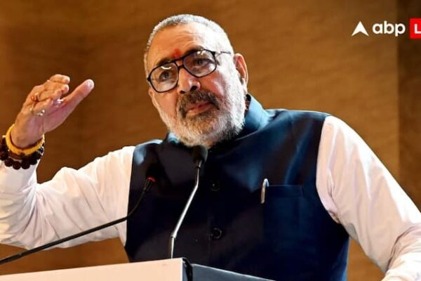 Giriraj Singh Said Muslim stone pelt on Kawar yatra not acceptable Asaduddin Owaisi Maulana Mahmood Madani 