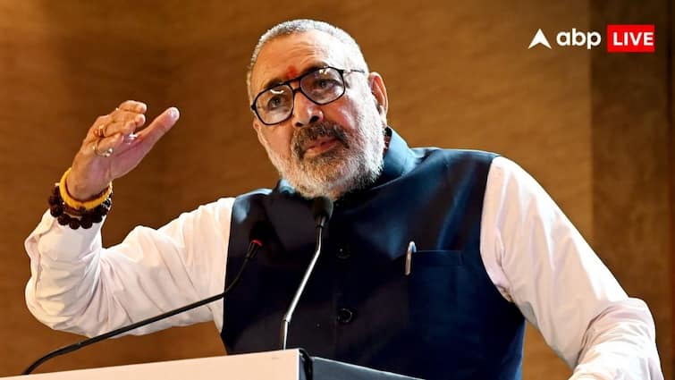 Giriraj Singh Said Muslim stone pelt on Kawar yatra not acceptable Asaduddin Owaisi Maulana Mahmood Madani 