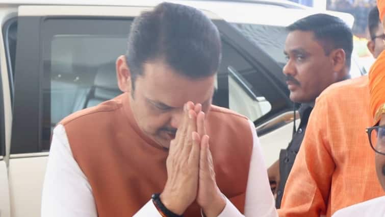 Maharashtra CM Oath Ceremony Devendra Fadnavis Ready To Become CM Gives Special Gift To Mother Know Details