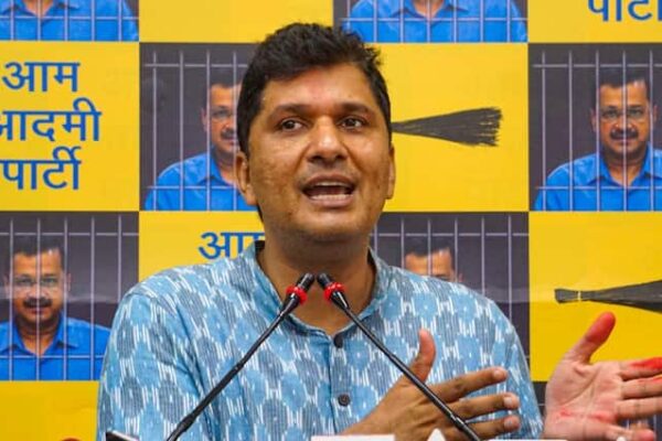 delhi assembly elections 2025 ECI action on AAP saurabh bhardwaj says shut down office in front of polling booth ANN | चुनाव आयोग का AAP नेता सौरभ भारद्वाज पर बड़ा एक्शन! कहा