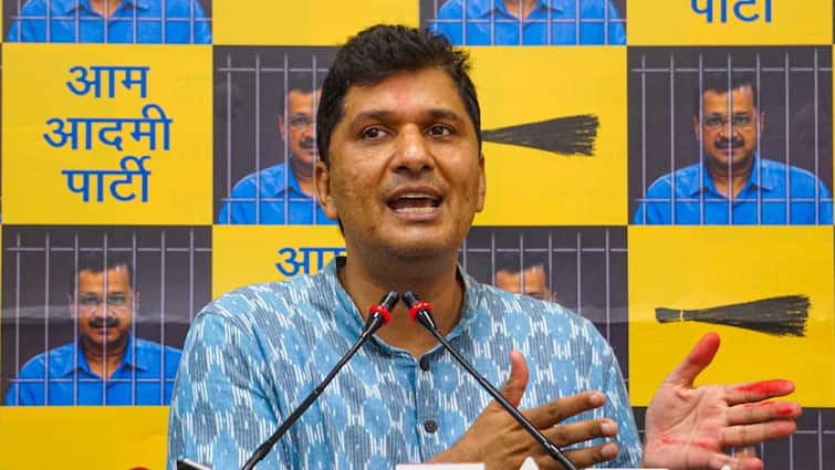delhi assembly elections 2025 ECI action on AAP saurabh bhardwaj says shut down office in front of polling booth ANN | चुनाव आयोग का AAP नेता सौरभ भारद्वाज पर बड़ा एक्शन! कहा