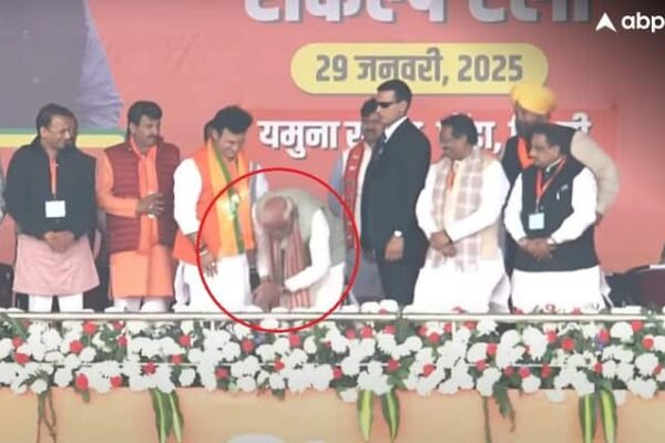 PM Modi touched feet of patpadganj seat BJP candidate ravindra singh negi thrice video viral