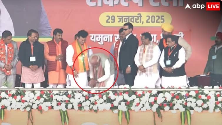 PM Modi touched feet of patpadganj seat BJP candidate ravindra singh negi thrice video viral