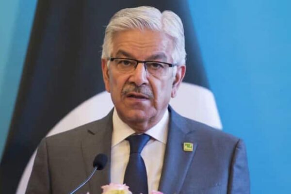 Khawaja Asif claims Islamabad will defeat India in water war after chenab river dries in Pakistan | PAK में सूखी चिनाब नदी तो ख्वाजा आसिफ ने दी गीदड़भभकी, बोले