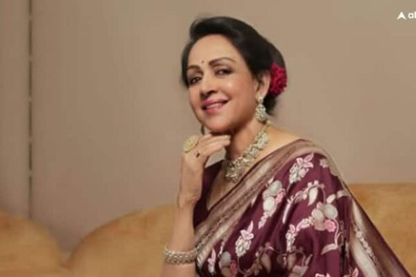 हेमा मालिनी ने पहले 12 करोड़ में बेचे दो अपार्टमेंट, अब खरीदी लग्जरी कार, पूजा करते हुए वीडियो वायरल