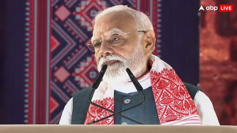 ‘घुसपैठियों को संरक्षण देकर जनसंख्या संतुलन बिगाड़ा’, असम में पीएम मोदी का कांग्रेस पर हमला