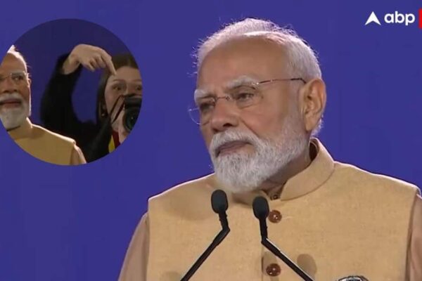 PM मोदी के पीछे खड़ी लड़की ने ऐसा क्या किया इशारा, पलटकर देखने लगे प्रधानमंत्री, रिएक्शन वायरल